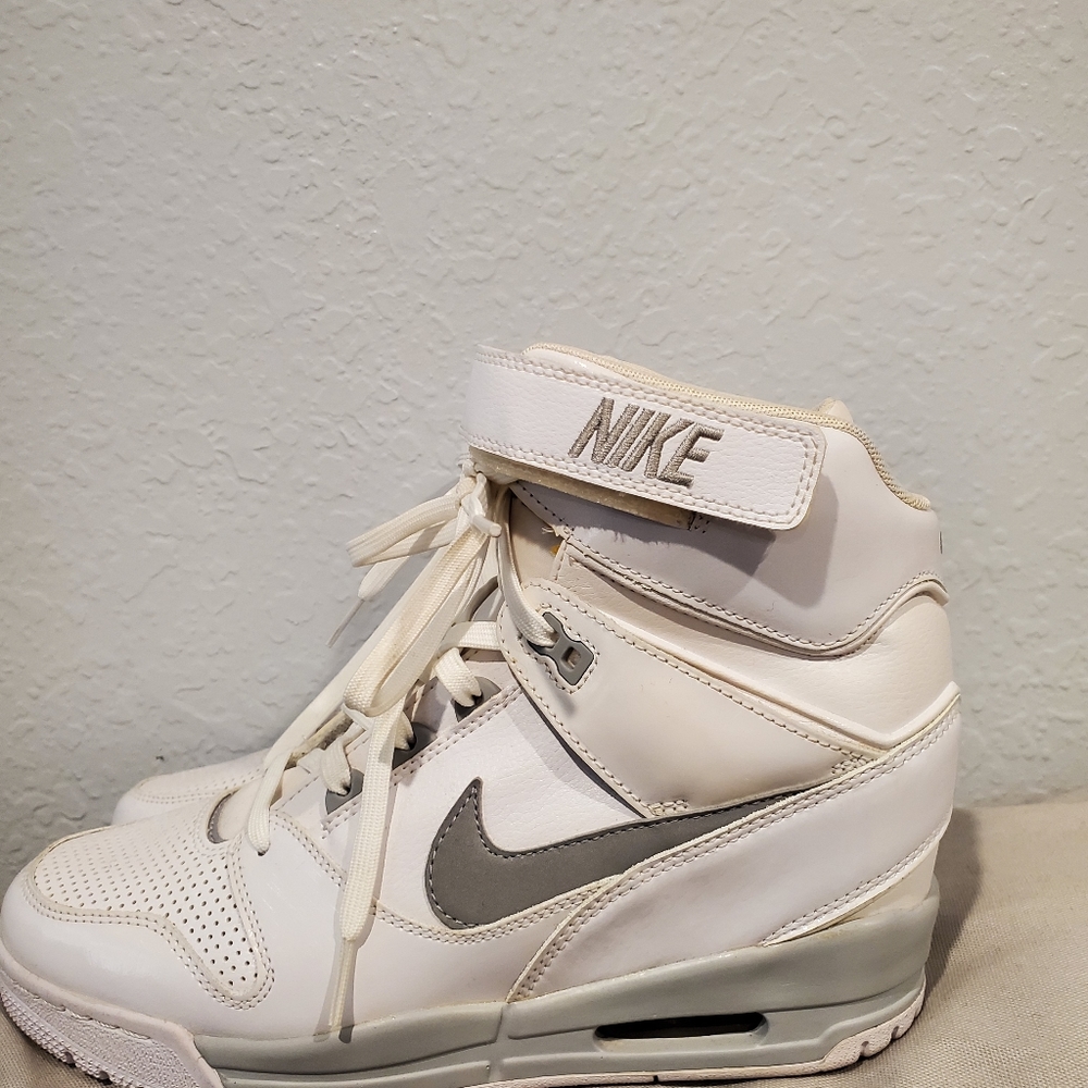 Nike Women's Revolution Sky Hi
